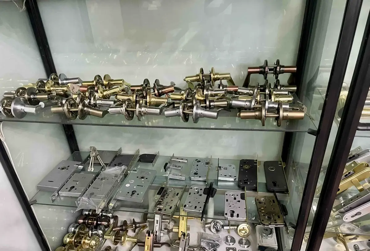 Монтаж розеток  и выключателей (от 450р.)